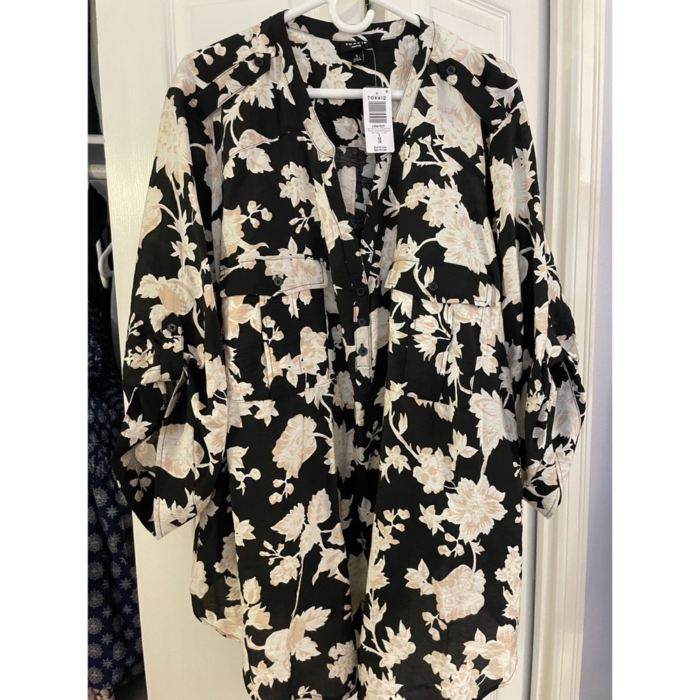 NWT Torrid 5x Black Cream Floral Harper Blouse